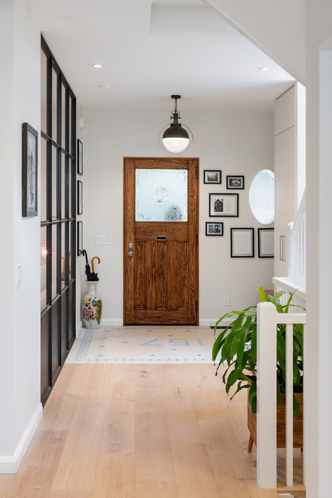 Esempio di un grande ingresso minimal con pareti bianche, parquet chiaro, una porta singola, una porta marrone, pavimento beige e soffitto ribassato