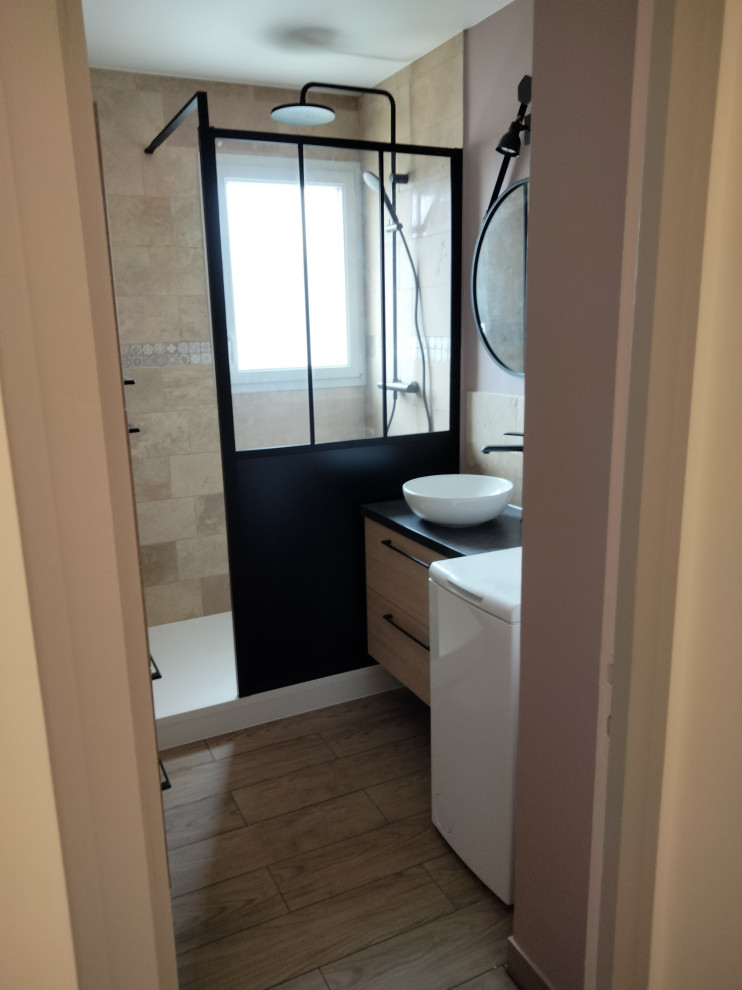 На фото: ванная комната среднего размера в стиле лофт с душем без бортиков, бежевой плиткой, плиткой из травертина, бежевыми стенами, душевой кабиной и подвесной тумбой