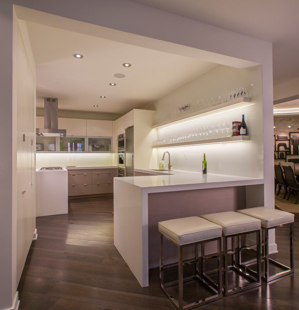 Example of a mid-sized transitional u-shaped medium tone wood floor eat-in kitchen design in DC Metro with an undermount sink, flat-panel cabinets, light wood cabinets, quartz countertops, white backsplash, glass sheet backsplash and stainless steel appliances