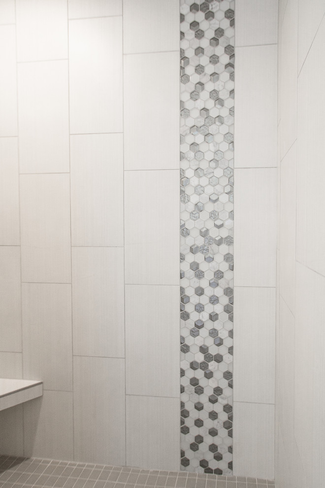 Источник вдохновения для домашнего уюта: ванная комната в стиле неоклассика (современная классика) с белой плиткой, белыми стенами, серым полом, полом из мозаичной плитки и сиденьем для душа
