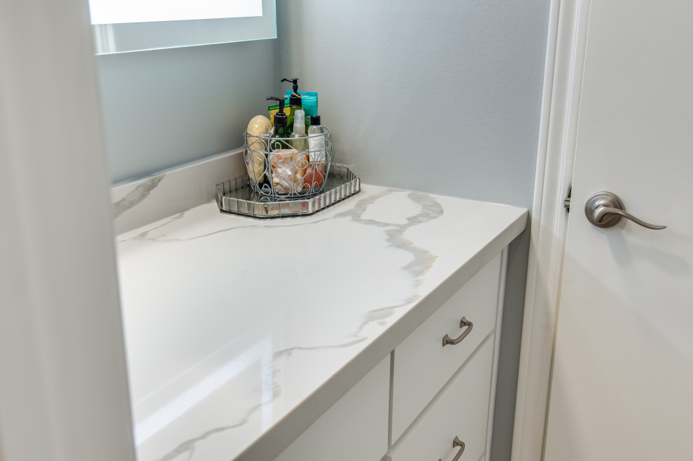 Example of a transitional home design design in Houston