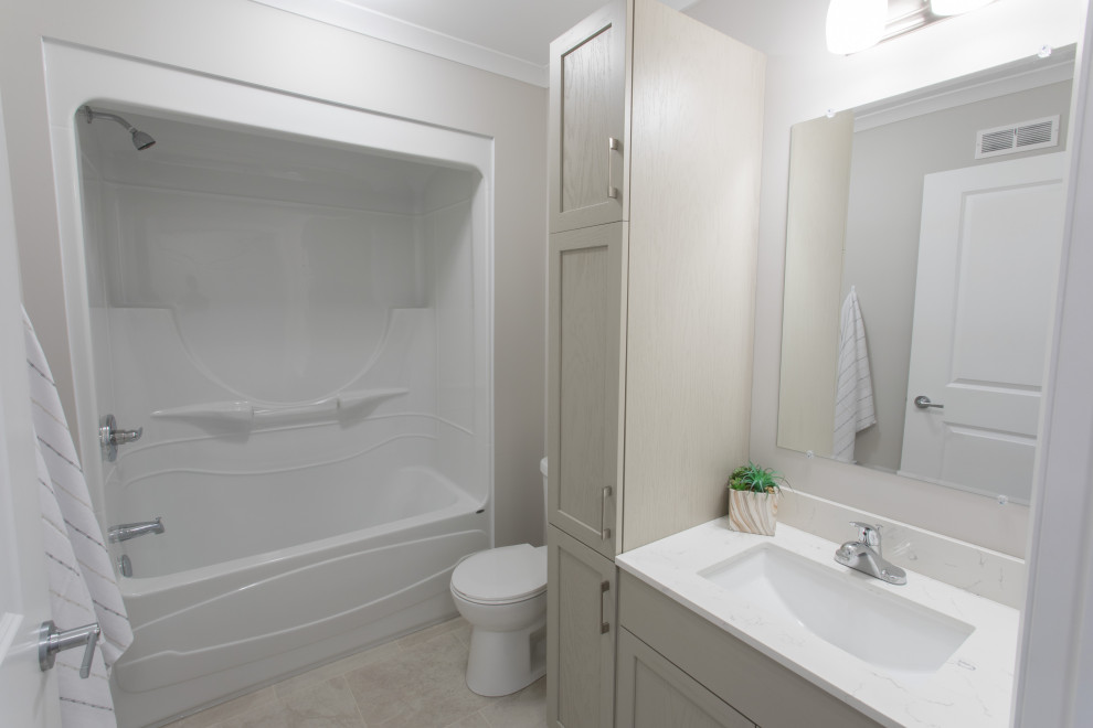Inspiration för ett litet vintage vit vitt badrum, med skåp i shakerstil, gröna skåp, en dusch i en alkov, en toalettstol med separat cisternkåpa, beige väggar, linoleumgolv, ett integrerad handfat, marmorbänkskiva, beiget golv och dusch med duschdraperi
