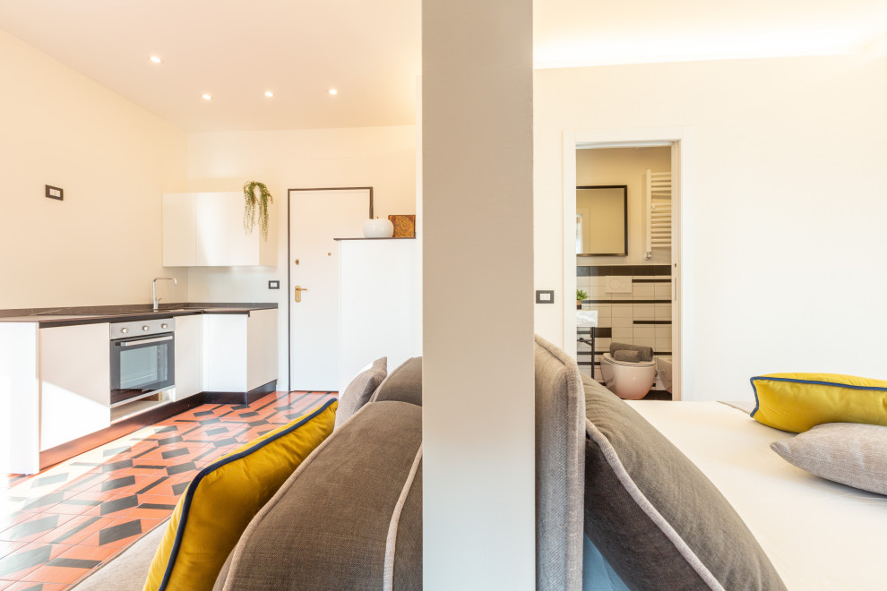 Esempio di un piccolo soggiorno minimalista aperto con pareti beige, pavimento con piastrelle in ceramica e soffitto ribassato