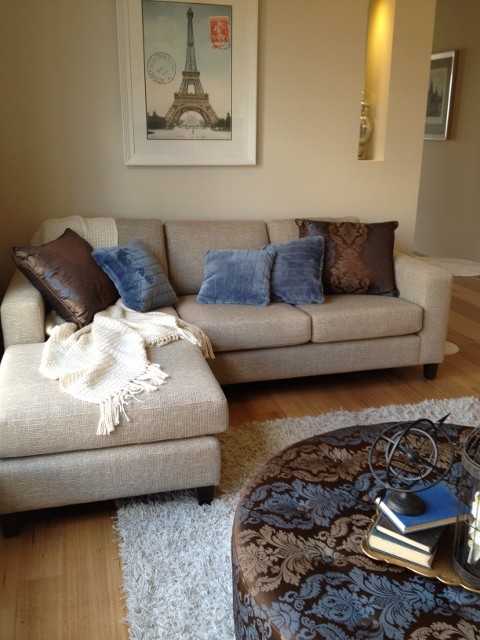 Photo of a mid-sized country open concept family room in Melbourne with light hardwood floors, no fireplace and a wall-mounted tv.