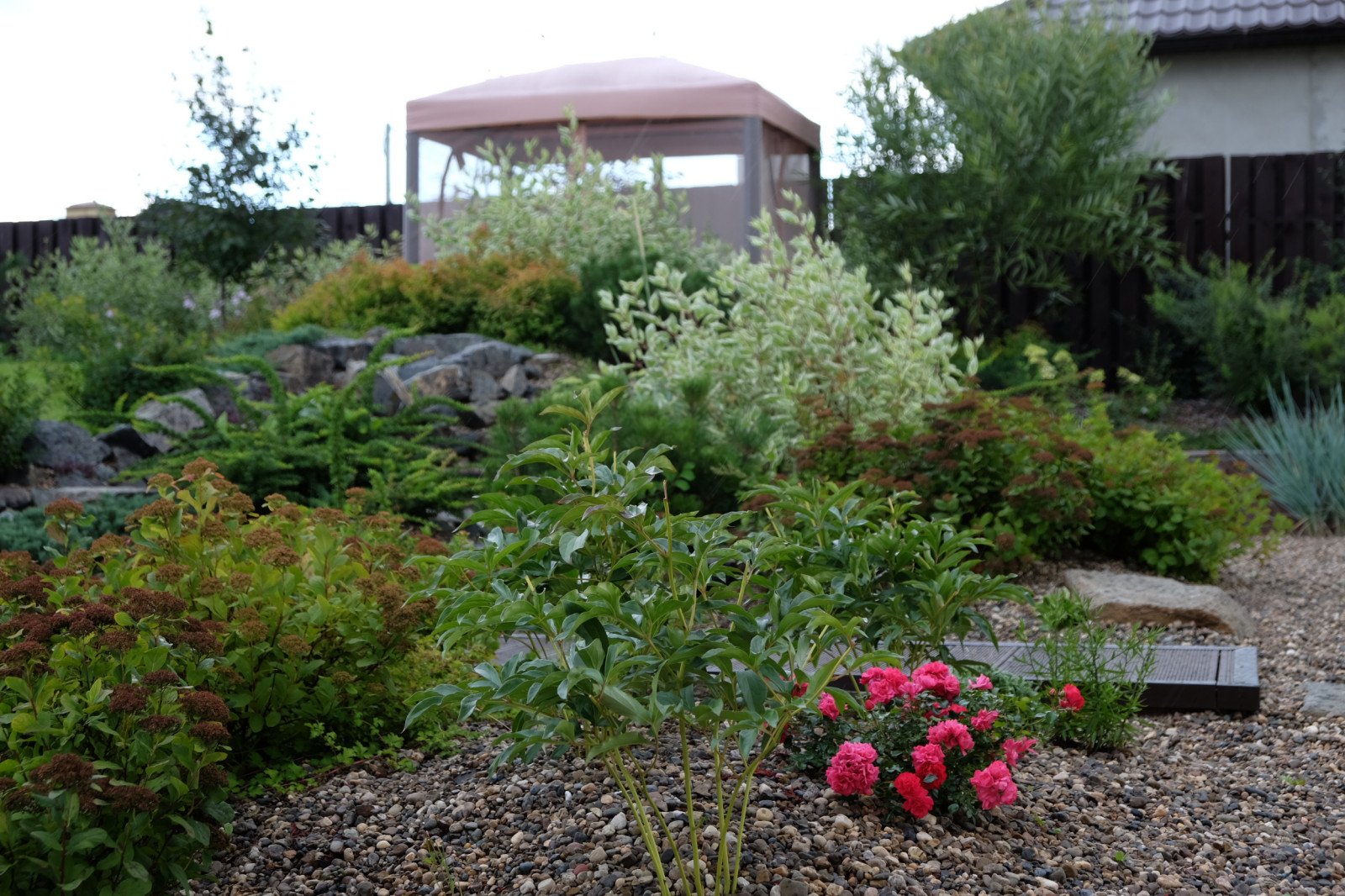 Сад с рельефом