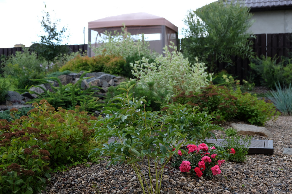 Сад с рельефом