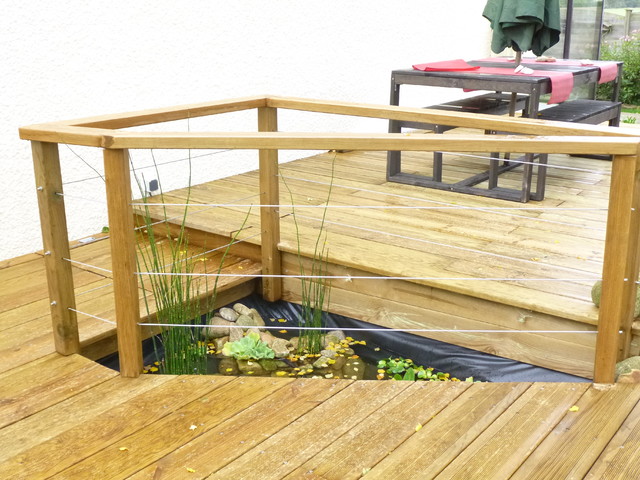 Garde-corps bois à remplissage câble inox autour d'un bassin - Terrasse