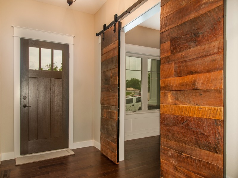 Mountain style entryway photo in Cedar Rapids
