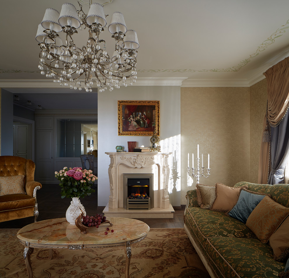 Exemple d'un salon de taille moyenne et ouvert avec un mur beige, un sol en carrelage de porcelaine, une cheminée standard et un manteau de cheminée en pierre.