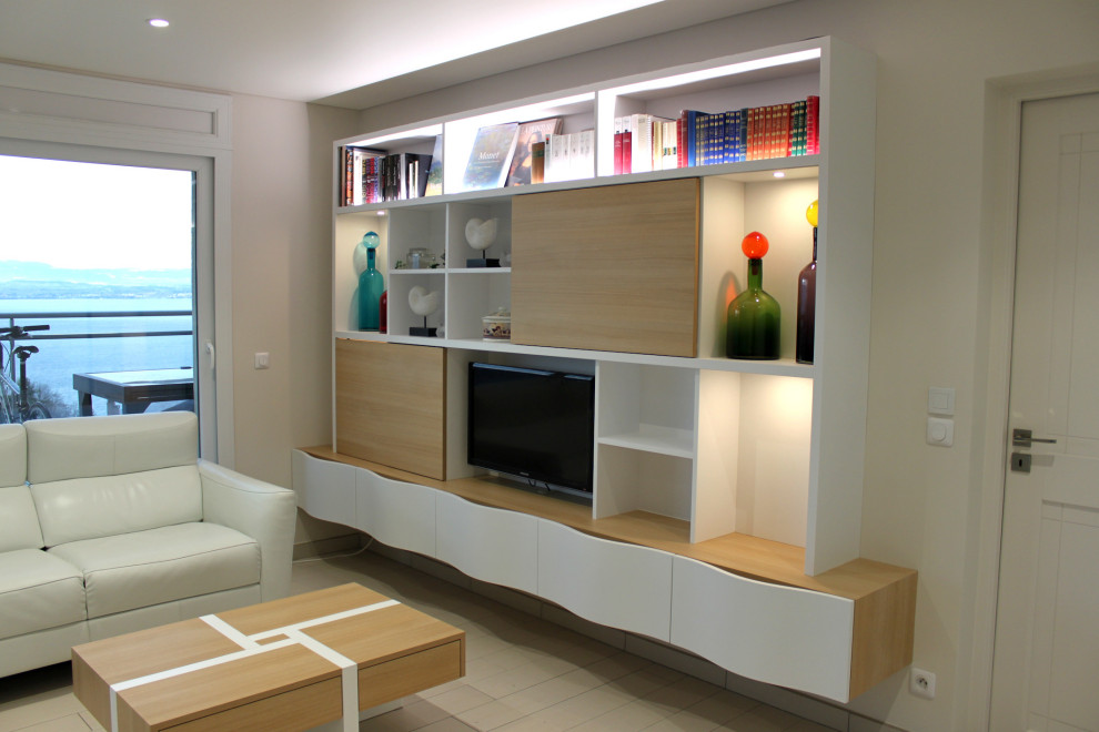 Idéer för funkis vardagsrum, med ett bibliotek, beige väggar, klinkergolv i keramik, en inbyggd mediavägg och beiget golv
