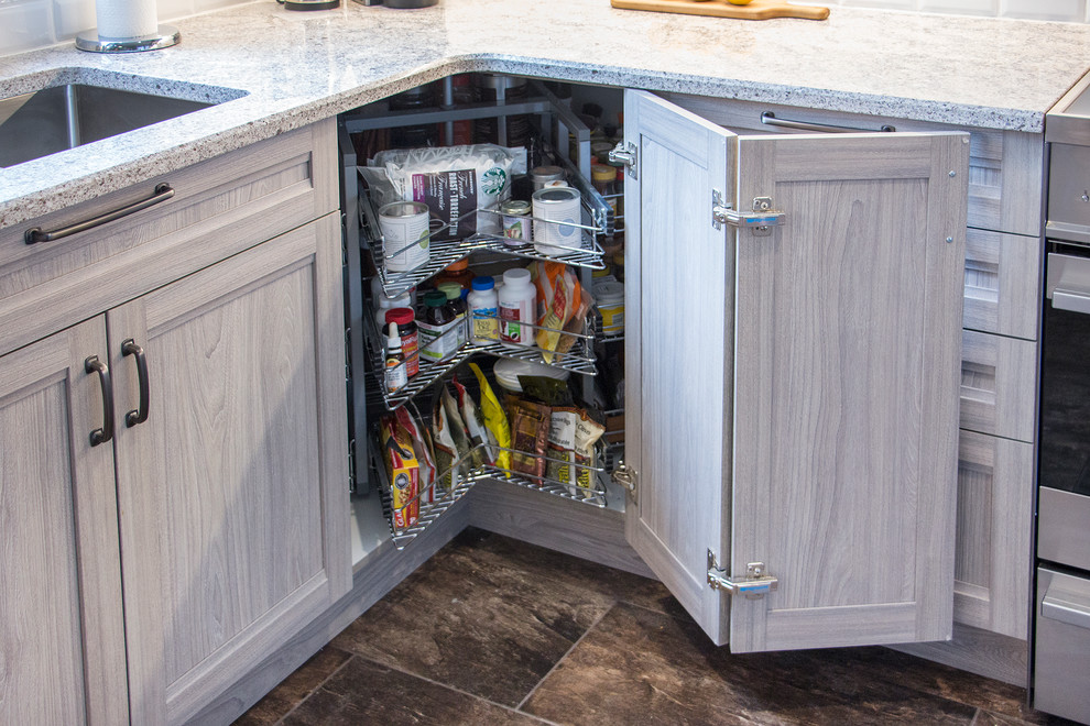 Example of a mid-sized transitional u-shaped porcelain tile and beige floor open concept kitchen design in Toronto with an undermount sink, shaker cabinets, light wood cabinets, quartz countertops, white backsplash, subway tile backsplash, stainless steel appliances and a peninsula