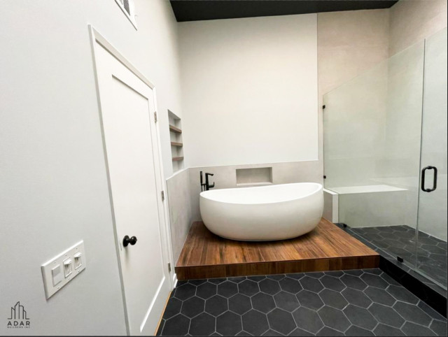 Black Tile Modern Bathroom Remodeling - Adar Builders minimalistisch-badezimmer