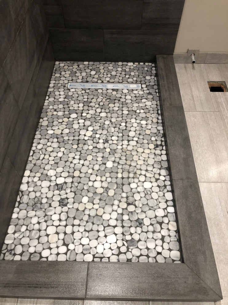 На фото: ванная комната среднего размера в современном стиле с угловым душем, серой плиткой, керамической плиткой, полом из керамической плитки, серым полом и открытым душем с
