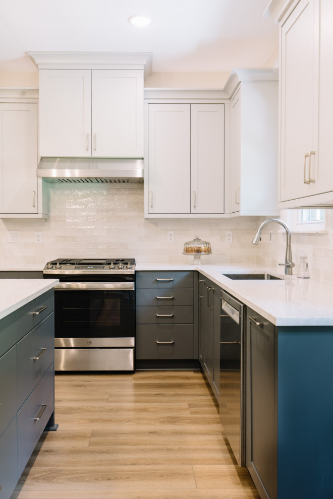 Kitchen - transitional kitchen idea in Jacksonville
