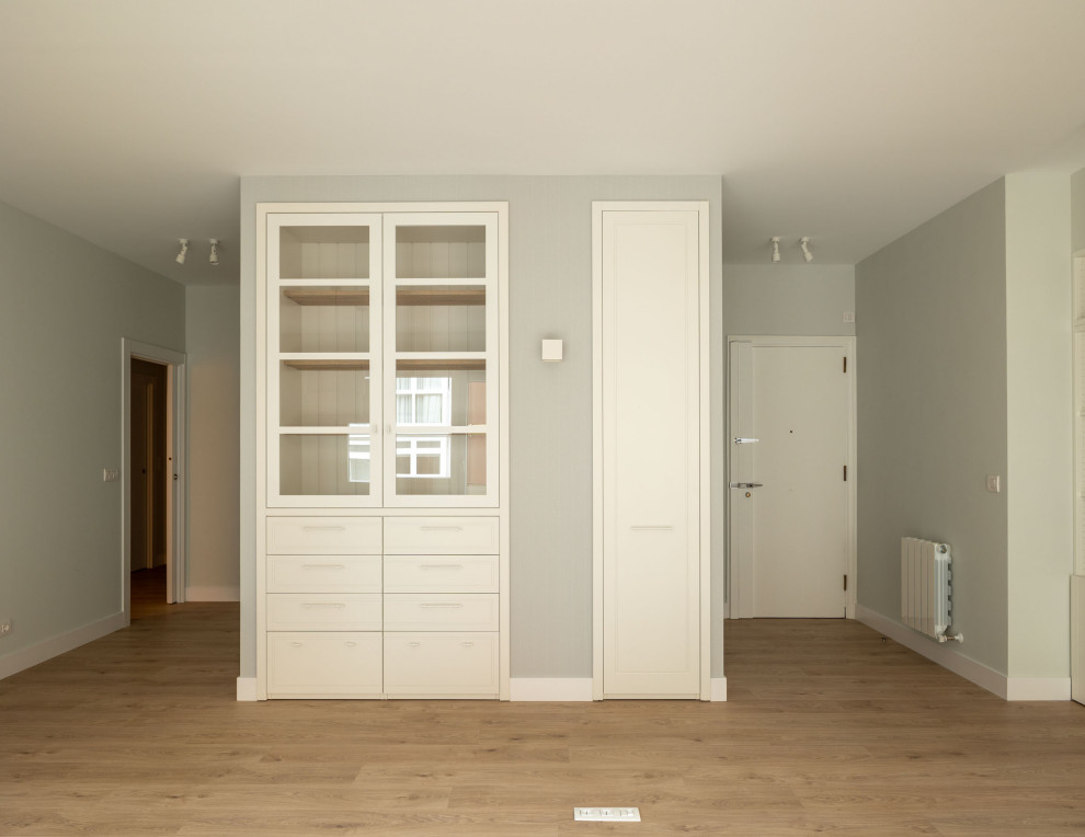Foto de armario y vestidor unisex tradicional renovado pequeño con a medida, armarios tipo vitrina, puertas de armario blancas y suelo laminado