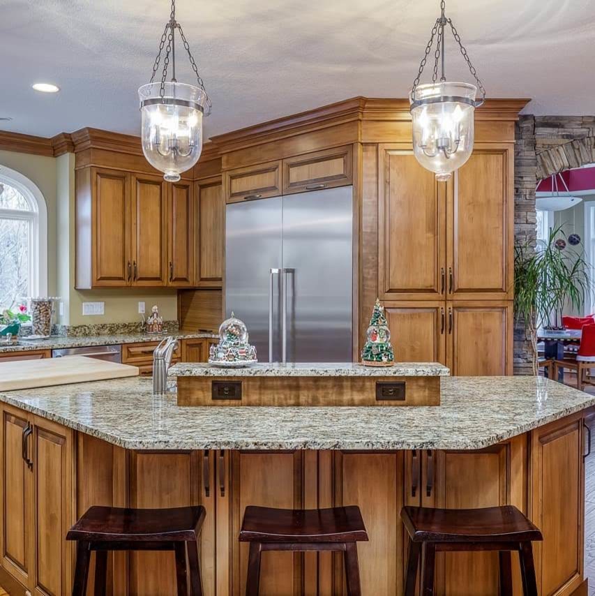 Inspiration for a rustic u-shaped brown floor eat-in kitchen remodel with an undermount sink, stainless steel appliances and an island