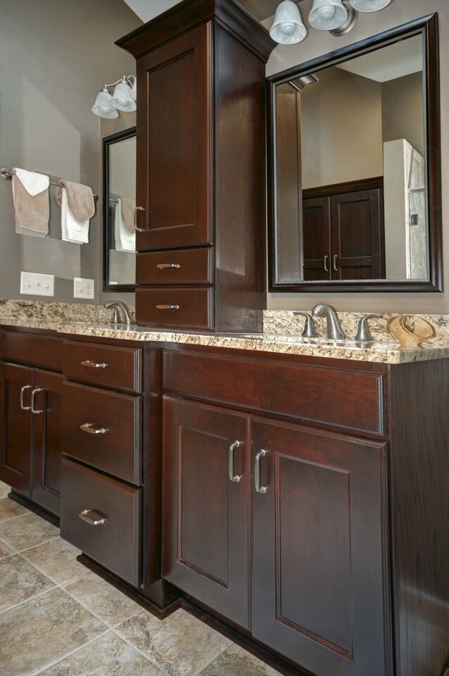 Transitional home design photo in Milwaukee