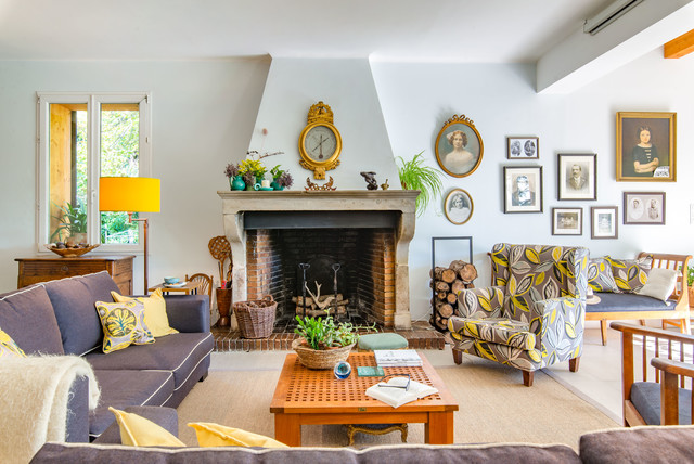 VILLA A VENELLES traditional-living-room