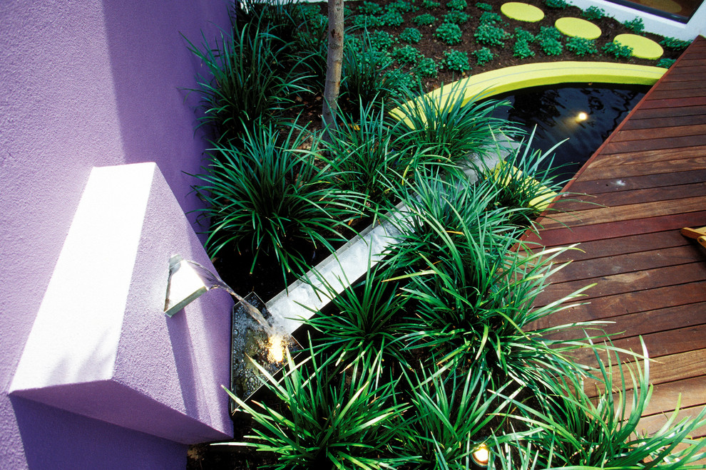 Small contemporary courtyard patio in Perth with a water feature and decking.