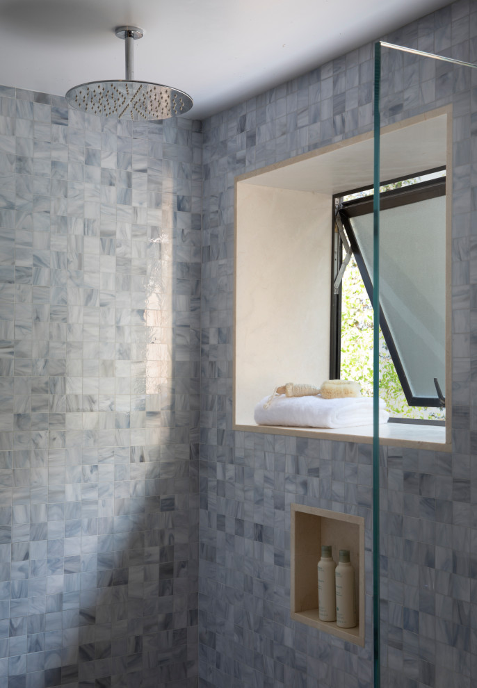 Exempel på ett mellanstort klassiskt en-suite badrum, med en hörndusch, flerfärgad kakel, mosaik, flerfärgade väggar, marmorgolv, beiget golv och dusch med gångjärnsdörr