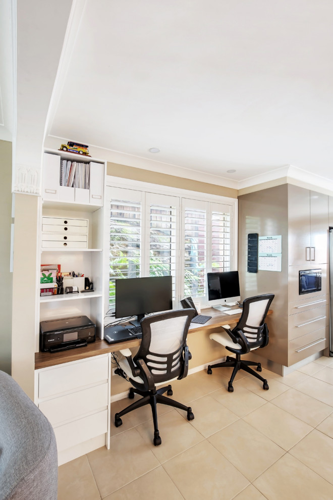 Foto di un piccolo ufficio minimal con pareti beige, pavimento in gres porcellanato, scrivania incassata e pavimento beige