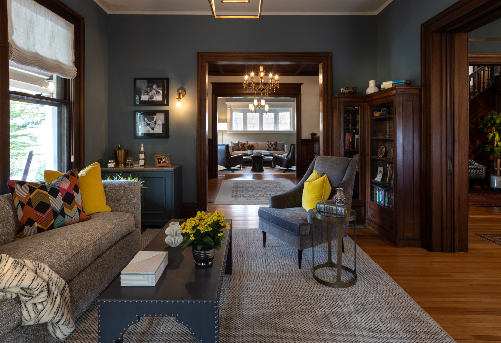 Стильный дизайн: большая открытая гостиная комната в классическом стиле с с книжными шкафами и полками и зелеными стенами - последний тренд