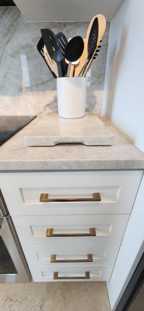 Modern Kitchen Remodel Done in New Satin White Colored Cabinets modern-koek