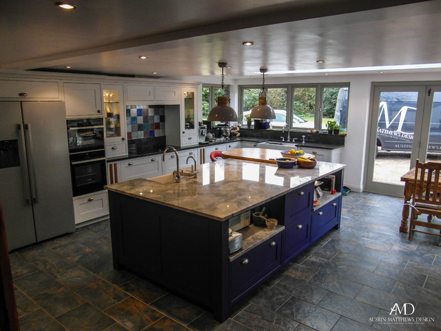 Colourful Kitchen with Patchwork Backsplash eclectico-cocina