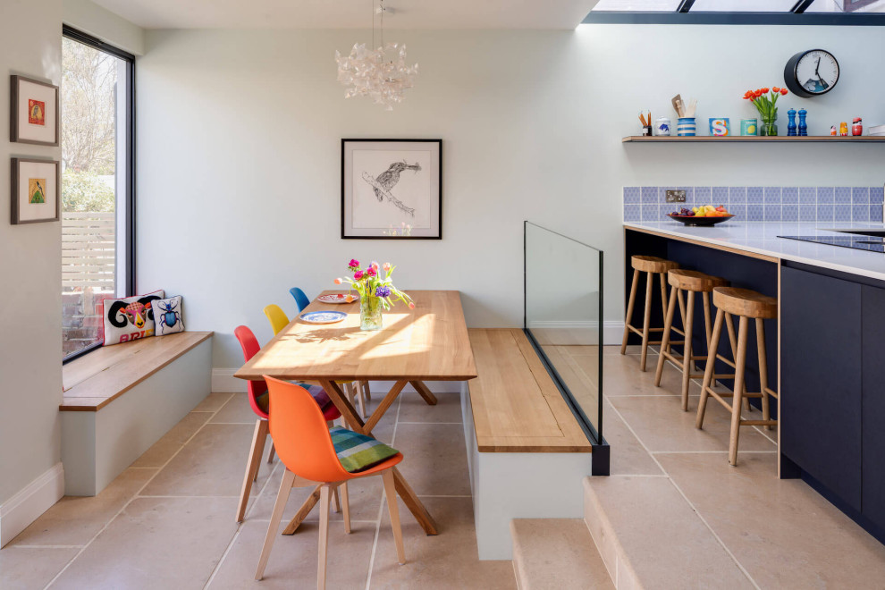 Inredning av en minimalistisk stor matplats med öppen planlösning