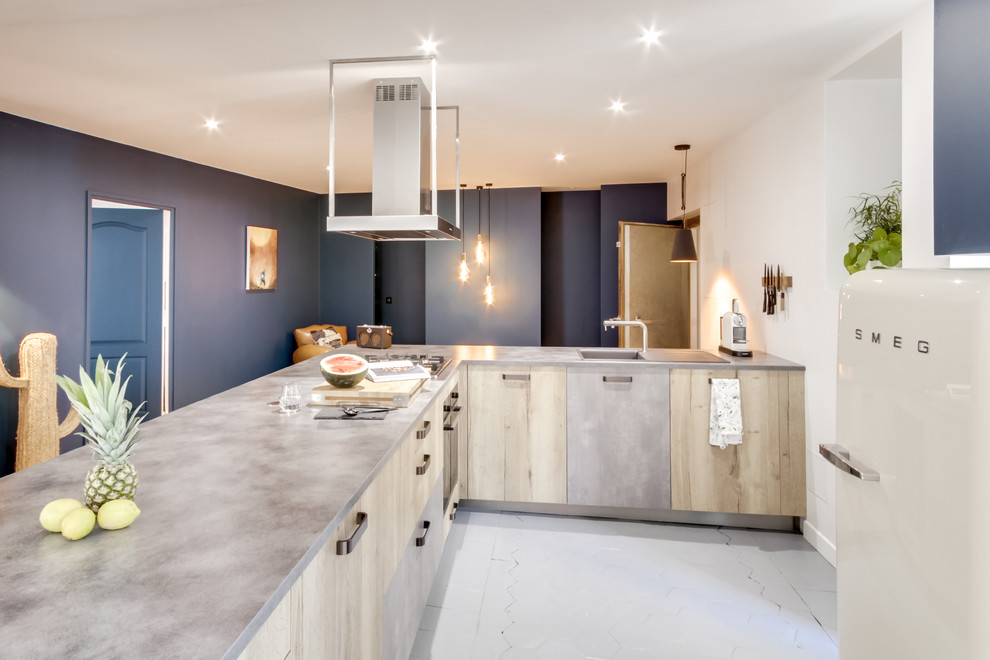 This is an example of a large contemporary l-shaped eat-in kitchen in Paris with an undermount sink, beaded inset cabinets, light wood cabinets, concrete benchtops, terra-cotta floors, no island, grey floor and grey benchtop.