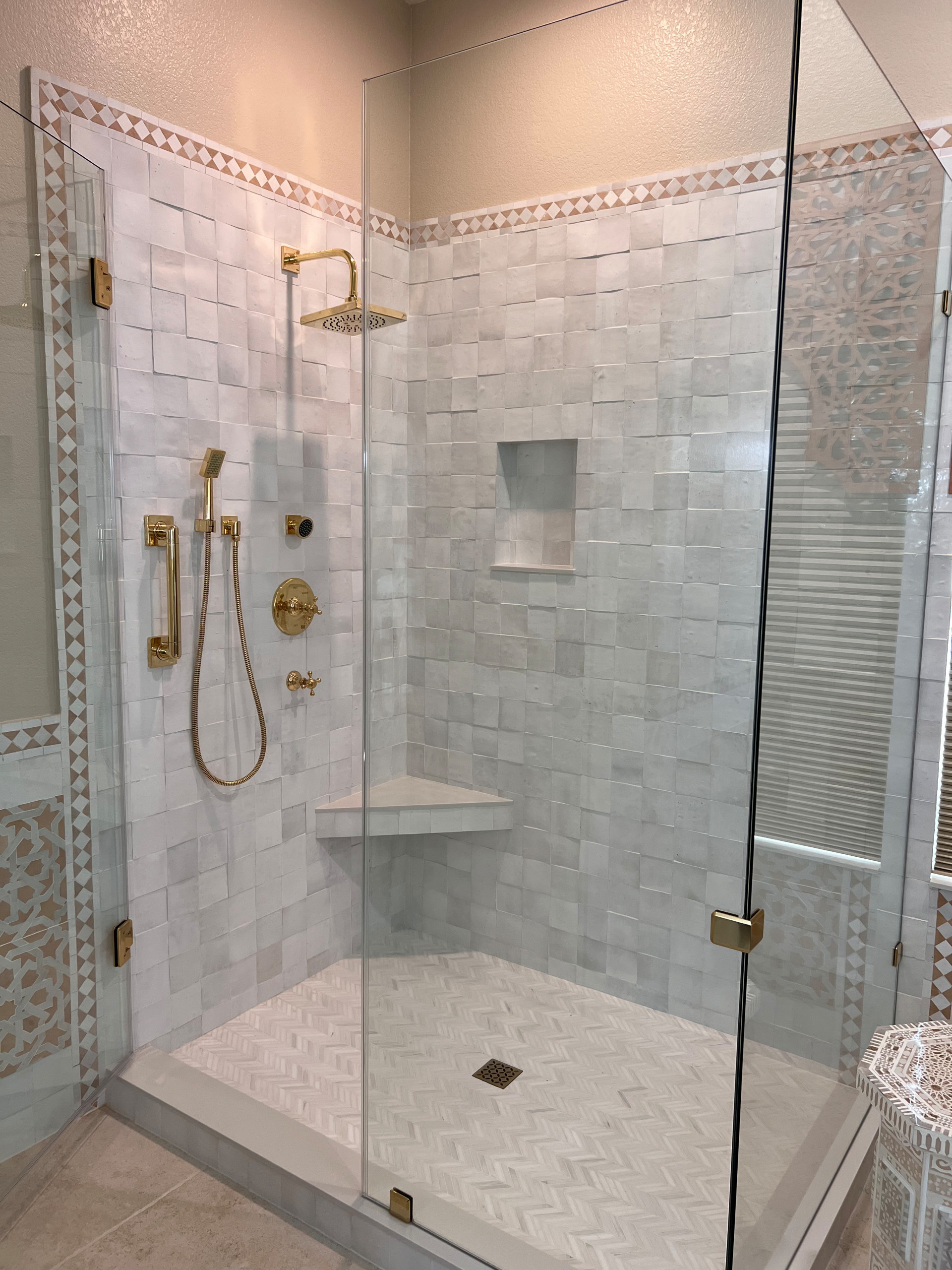 The Shower Enclosure does not Separate, but Amplifies the Luxury