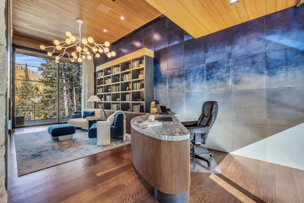 Esempio di un piccolo ufficio moderno con pareti multicolore, pavimento in legno massello medio, camino lineare Ribbon, scrivania autoportante, pavimento marrone e soffitto in legno