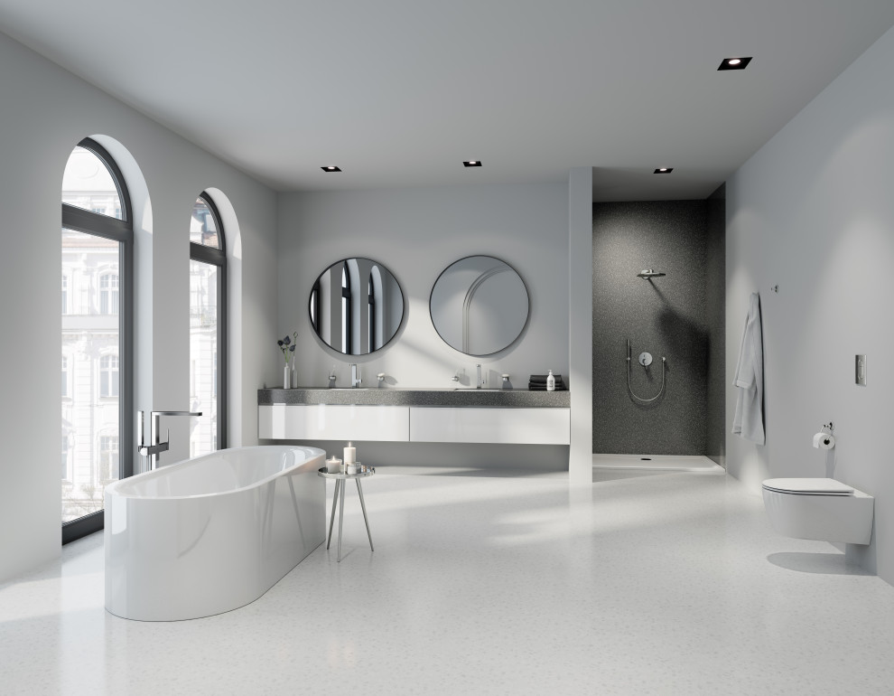 Foto de cuarto de baño principal y único moderno grande con sanitario de dos piezas y lavabo bajoencimera