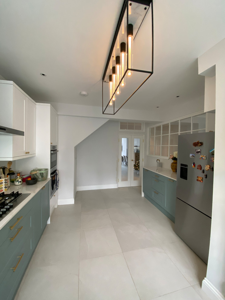 Foto di una grande cucina minimal con top in quarzite, paraspruzzi bianco, pavimento in gres porcellanato e nessuna isola