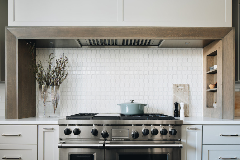 Eat-in kitchen - mid-sized transitional dark wood floor eat-in kitchen idea in Chicago with a farmhouse sink, shaker cabinets, gray cabinets, quartz countertops, white backsplash, ceramic backsplash, paneled appliances, an island and white countertops