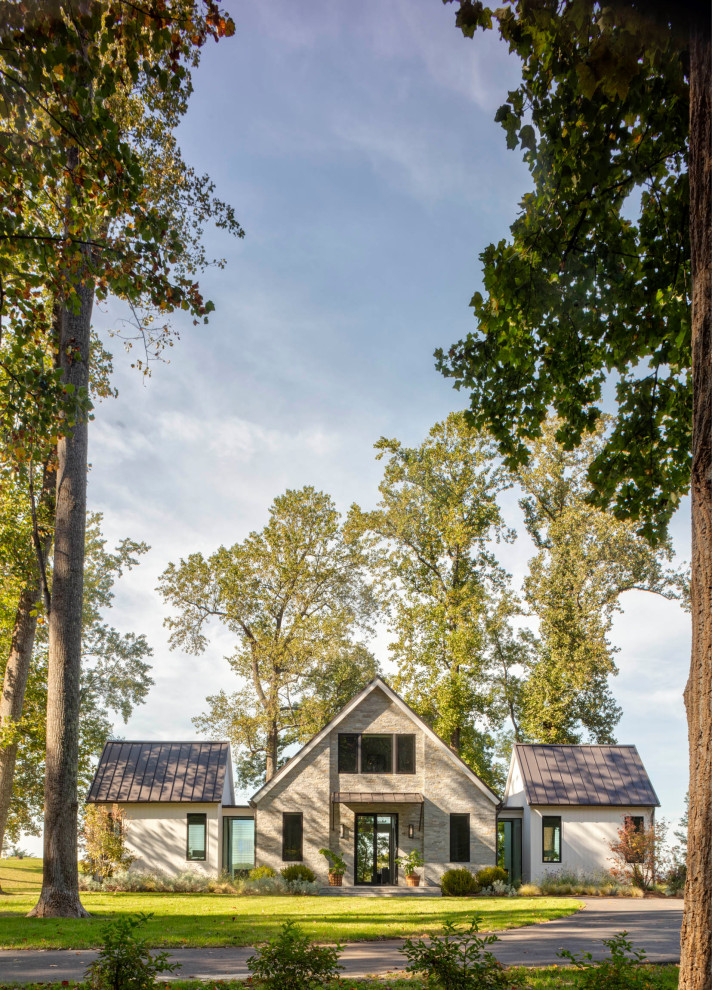 Источник вдохновения для домашнего уюта: огромный, двухэтажный, серый частный загородный дом в стиле модернизм с облицовкой из камня, металлической крышей и коричневой крышей