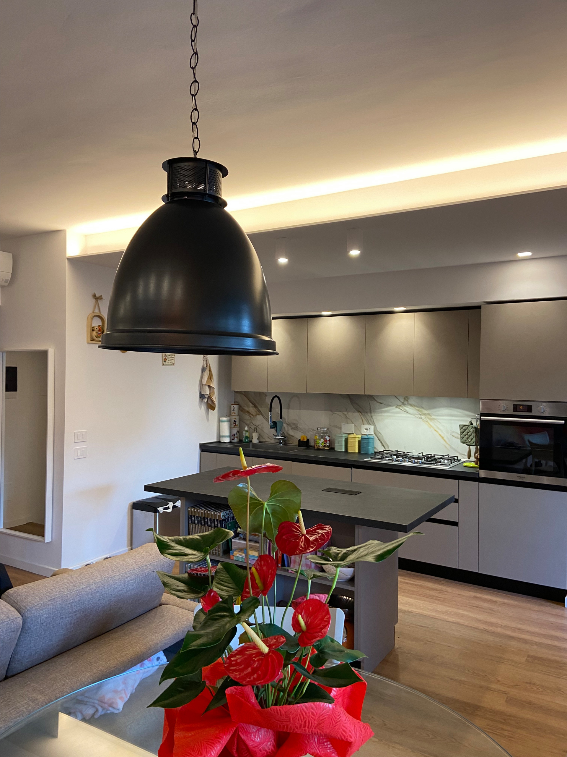 Villa bifamiliare su tre piani in zona Cristoforo Colombo