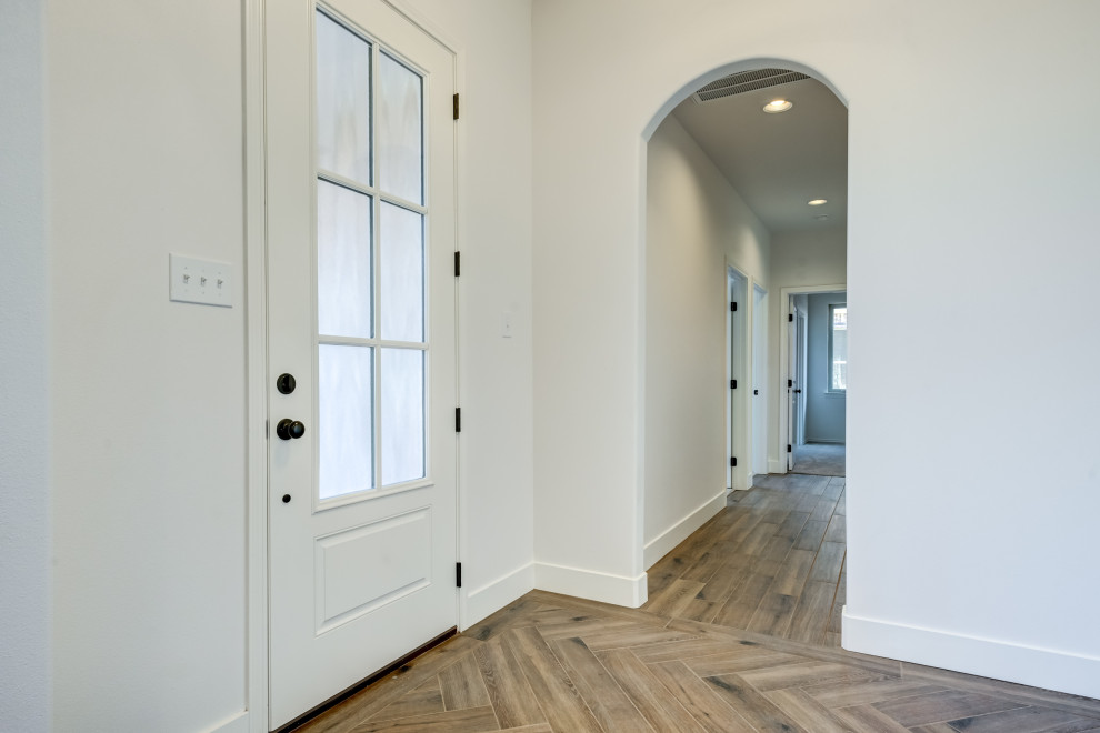 Transitional entryway photo in Austin