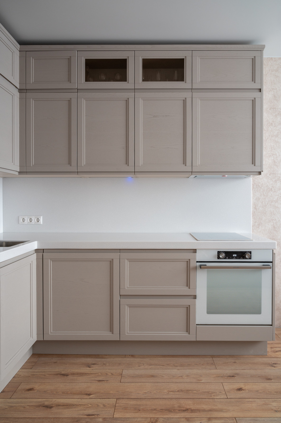 Кухня из массива с интегрированной ручкой