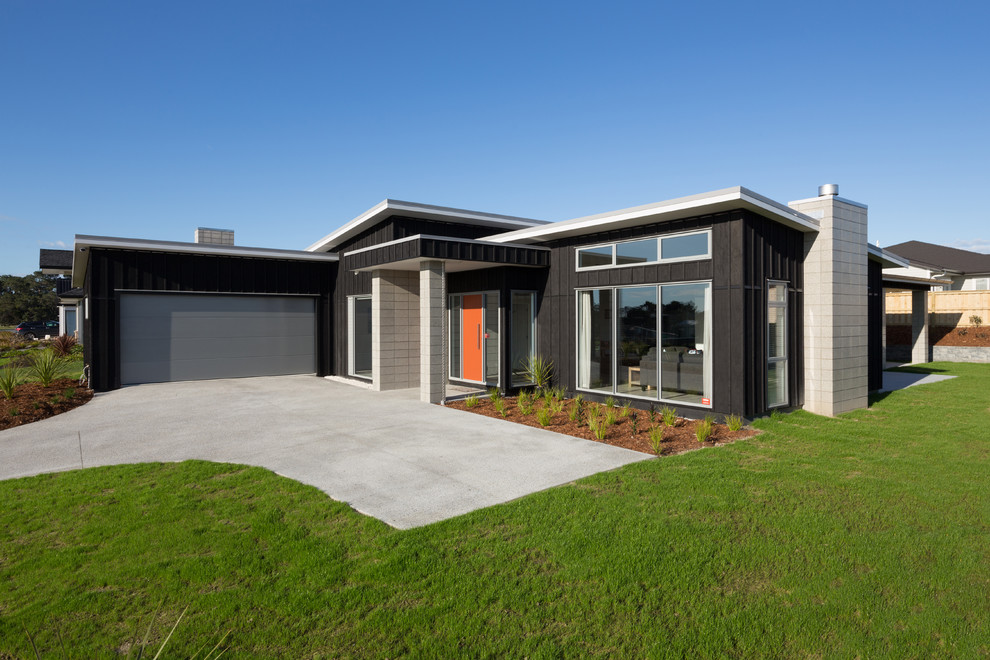 This is an example of a mid-sized contemporary one-storey exterior in Auckland.