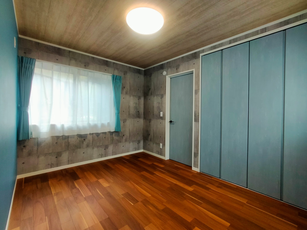 Cette image montre une chambre d'enfant nordique de taille moyenne avec un mur gris, parquet peint, un sol marron, un plafond en papier peint et du papier peint.