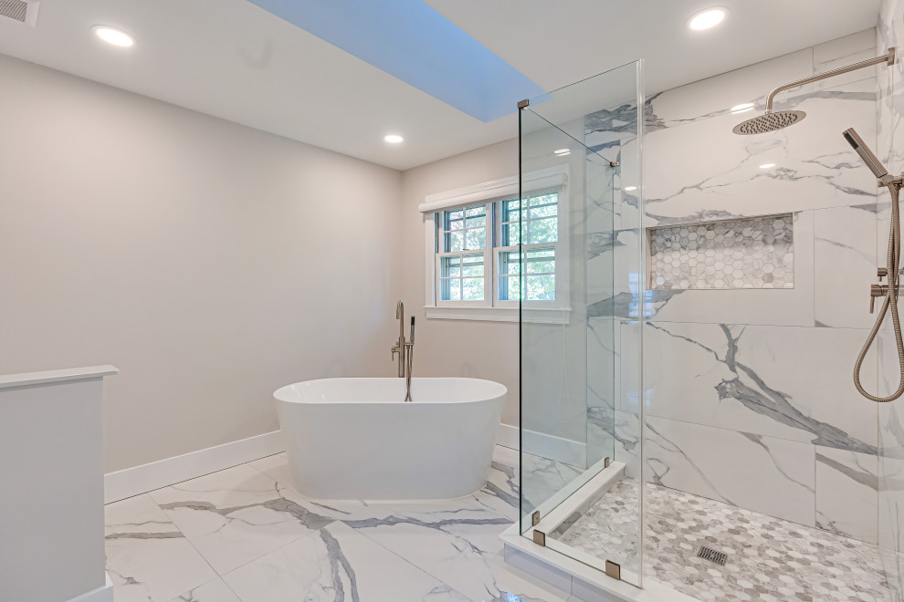 Свежая идея для дизайна: большая главная ванная комната в стиле модернизм с отдельно стоящей ванной, душем в нише, белой плиткой, мраморной плиткой, белыми стенами, мраморным полом, белым полом и душем с распашными дверями - отличное фото интерьера