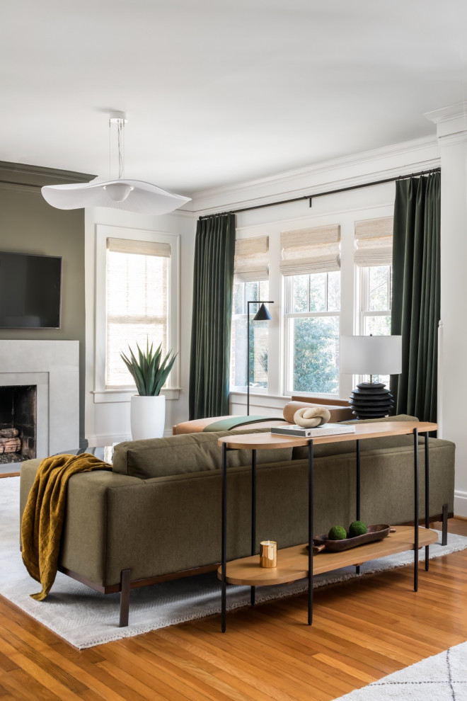 Imagen de sala de estar abierta contemporánea de tamaño medio con paredes blancas, suelo de madera en tonos medios, todas las chimeneas, marco de chimenea de baldosas y/o azulejos y televisor colgado en la pared