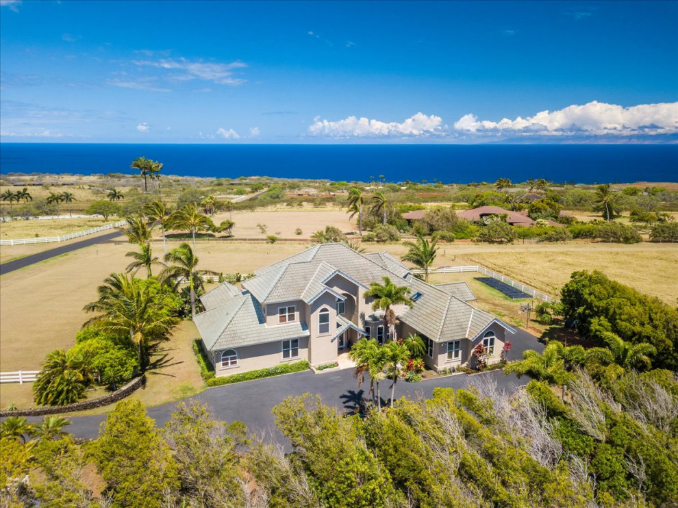 Photo of a large contemporary exterior in Hawaii.