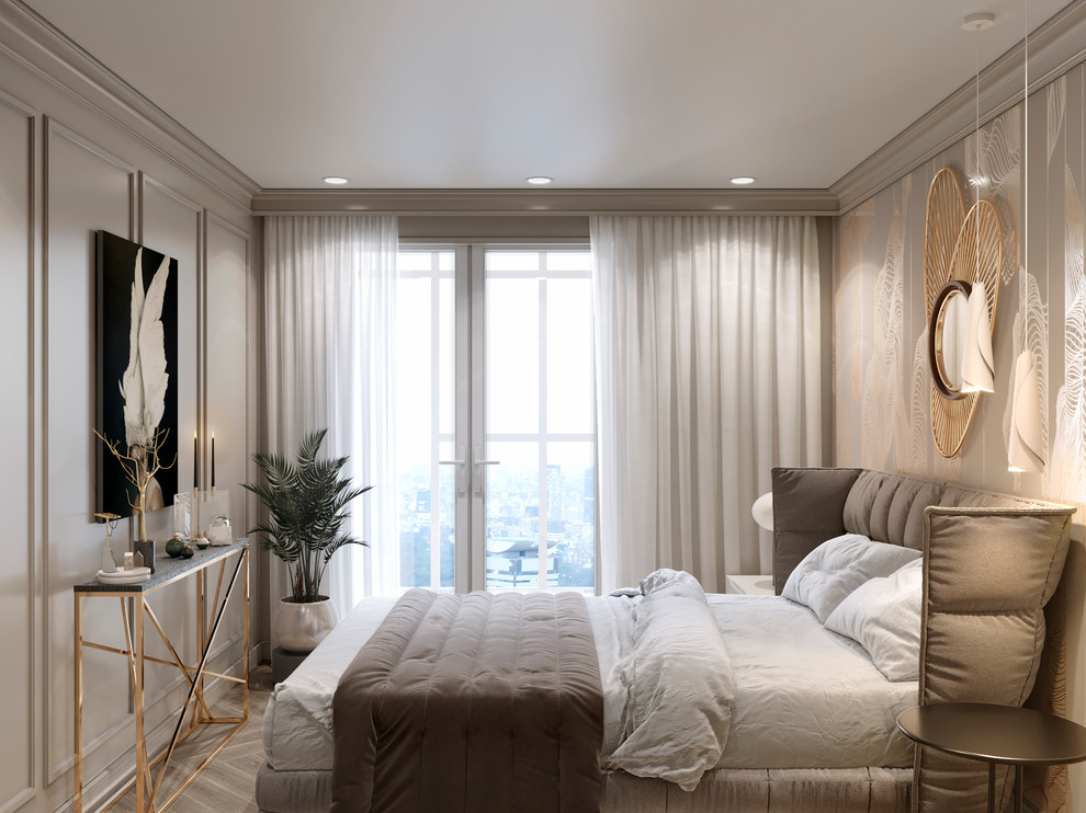 Diseño de dormitorio principal tradicional renovado pequeño con paredes beige, suelo de madera en tonos medios, suelo beige y papel pintado