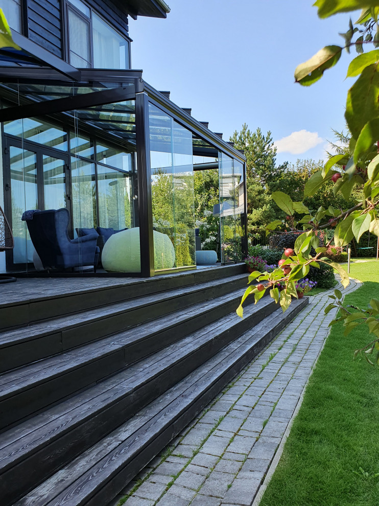 Веранда с безрамным остеклением Weinor и маркиза Markilux