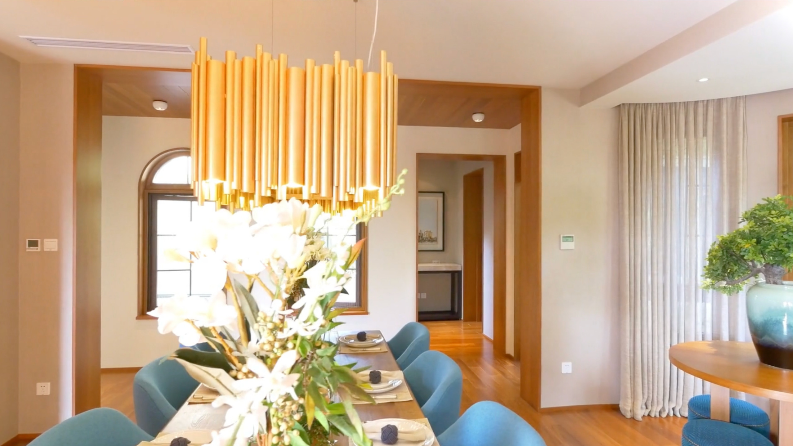 Glamorous Dining Room with Statement Decor in Beckenham