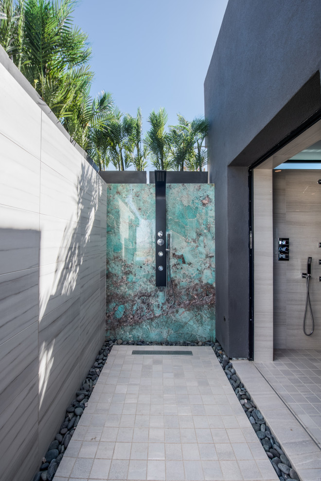 Idee per un'ampia stanza da bagno padronale contemporanea con doccia ad angolo, pareti grigie, pavimento grigio e doccia aperta