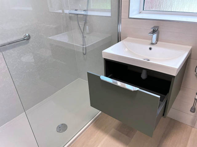 Disability bathroom Aid - Mr & Mrs jordan modern-bathroom