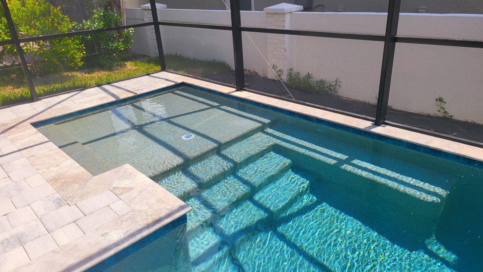 Imagen de piscina clásica renovada de tamaño medio